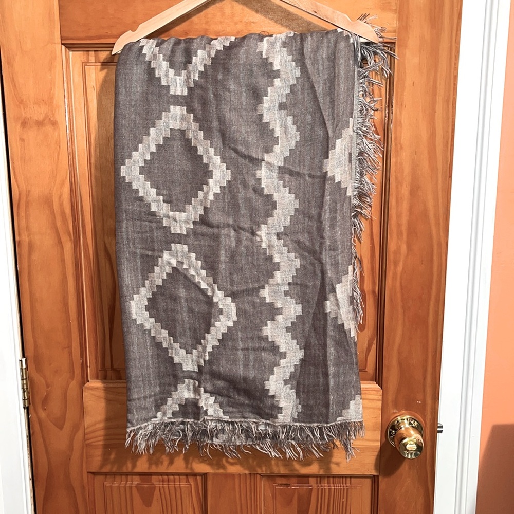 Irreversible scarf, light and dark grey colors and diamond shape patterns